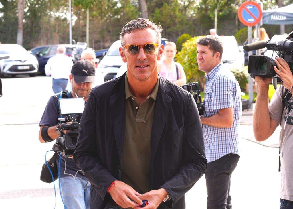 El presentador Joaquín Prat a las puertas del tanatorio