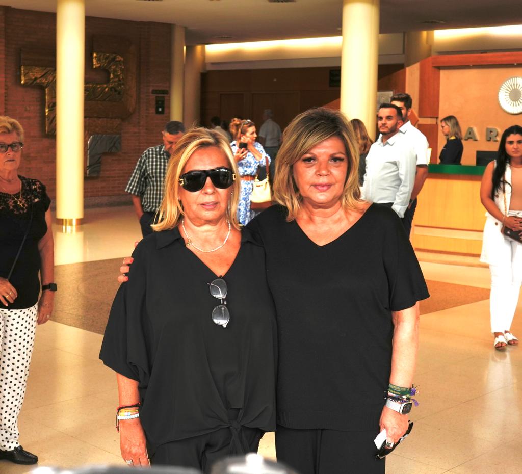 Carmen Borrego y Terelu Campos en las puertas del tanatorio atendiendo a la prensa