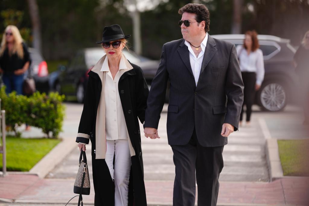 La actriz Silvia Tortosa llegaba acompañada al tanatorio