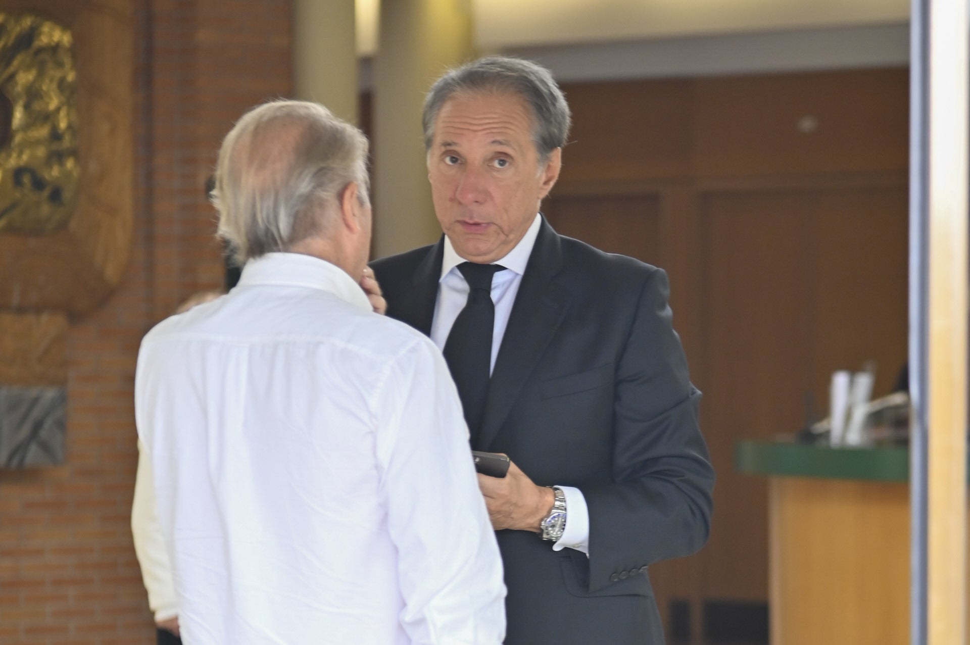 Alenjandro Rubio ha sido el primero en llegar al tanatorio, allí esperaba a Terelu y Carmen