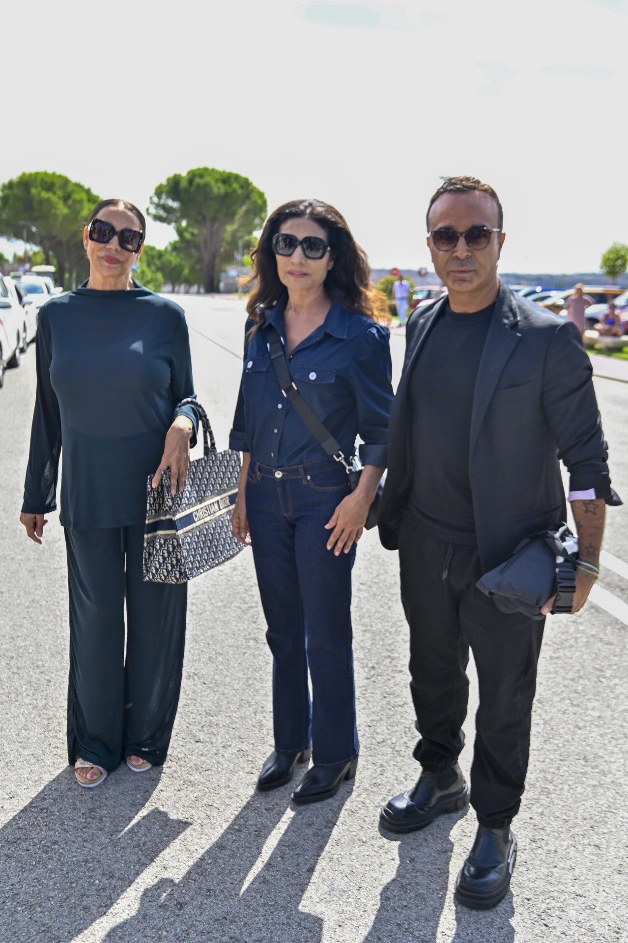 Las integrandes del grupo musical 'Azúcar Moreno', Toñi y Encarna Salazar, junto al colaborador de televisión Luis Rollán