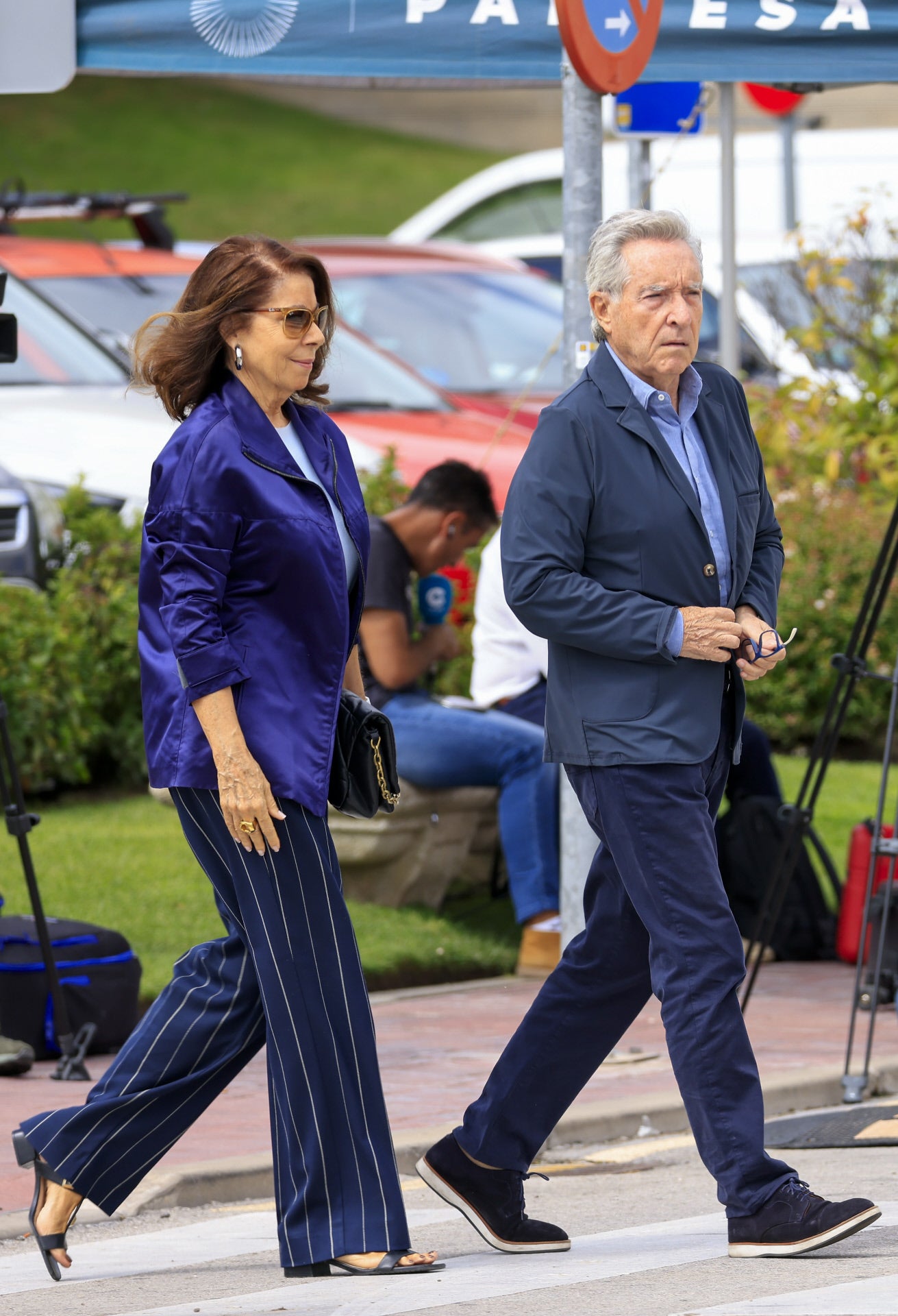 Iñaki Gabilondo llegando al tanatorio de La Paz