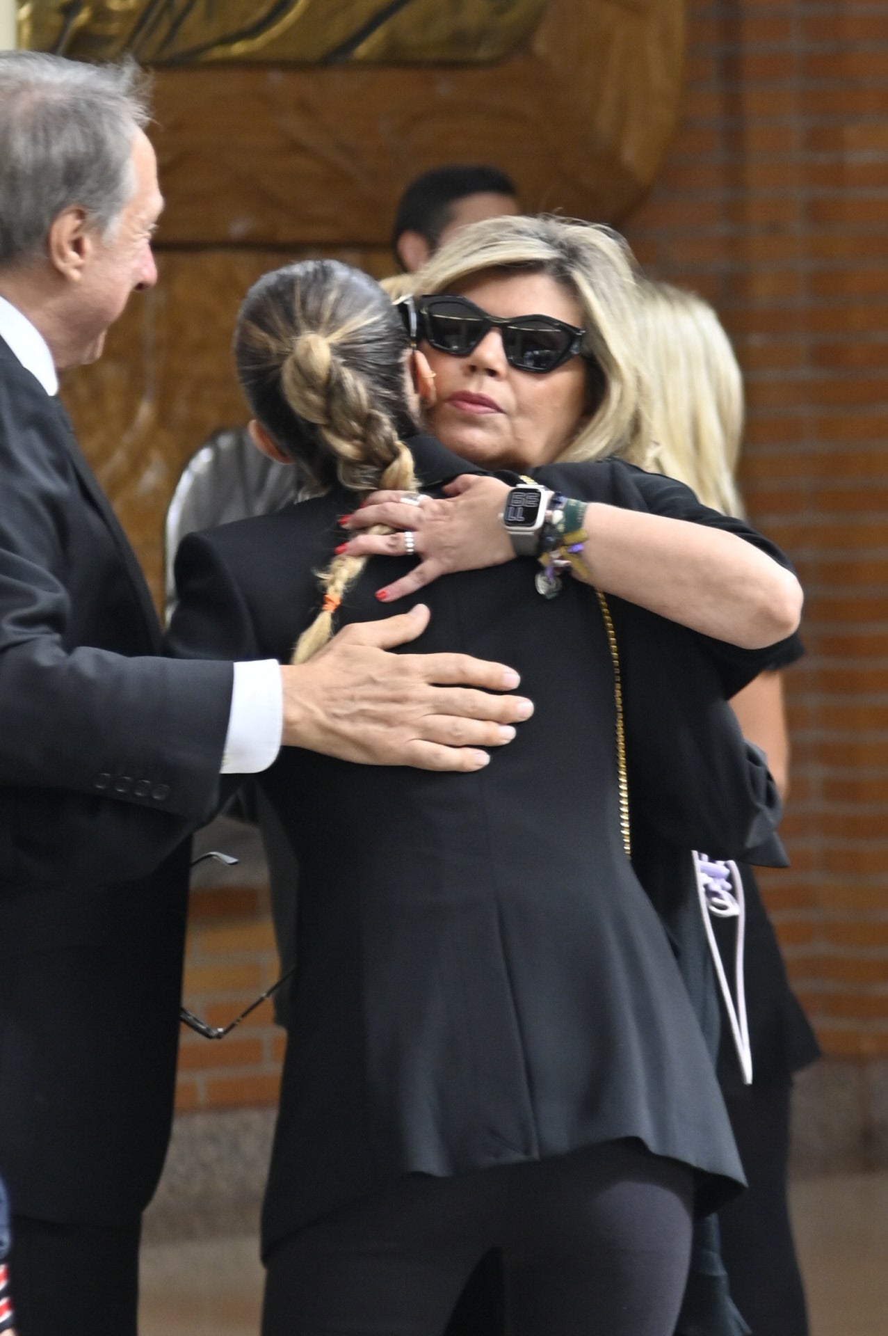 Terelu se funde en un abrazo con su hija Alejandra Rubio ante la mirada de su ex marido