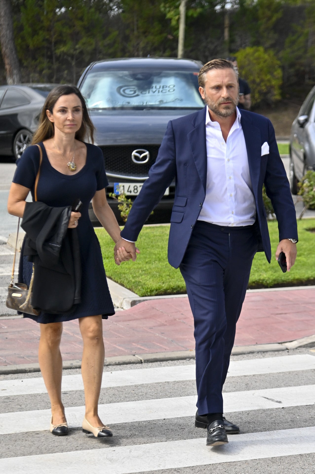 El cantante Juan Pena llega junto a su mujer. Ambos son grandes amigos de la familia