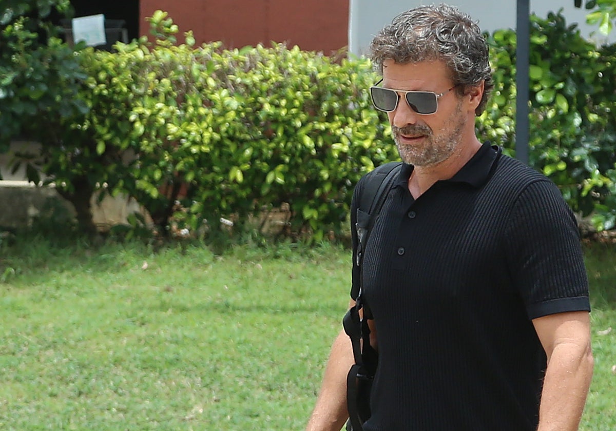 Rodolfo Sancho saliendo de visitar a su hijo en la prisión de Koh Samui