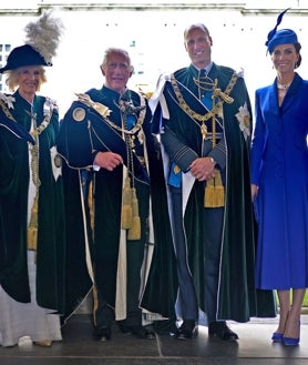 Imagen secundaria 2 - Arriba; Carlos III y Camila durante la exposición floral de Sandringham en Norfolk. Izquierda; los Reyes en la inauguración del nuevo Jardín de la Coronación en Newtownabbey. Derecha; Camila, Carlos III y los príncipes Guillermo y Catalina en una ceremonia en Escocia