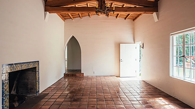 Una de las habitaciones con chimenea