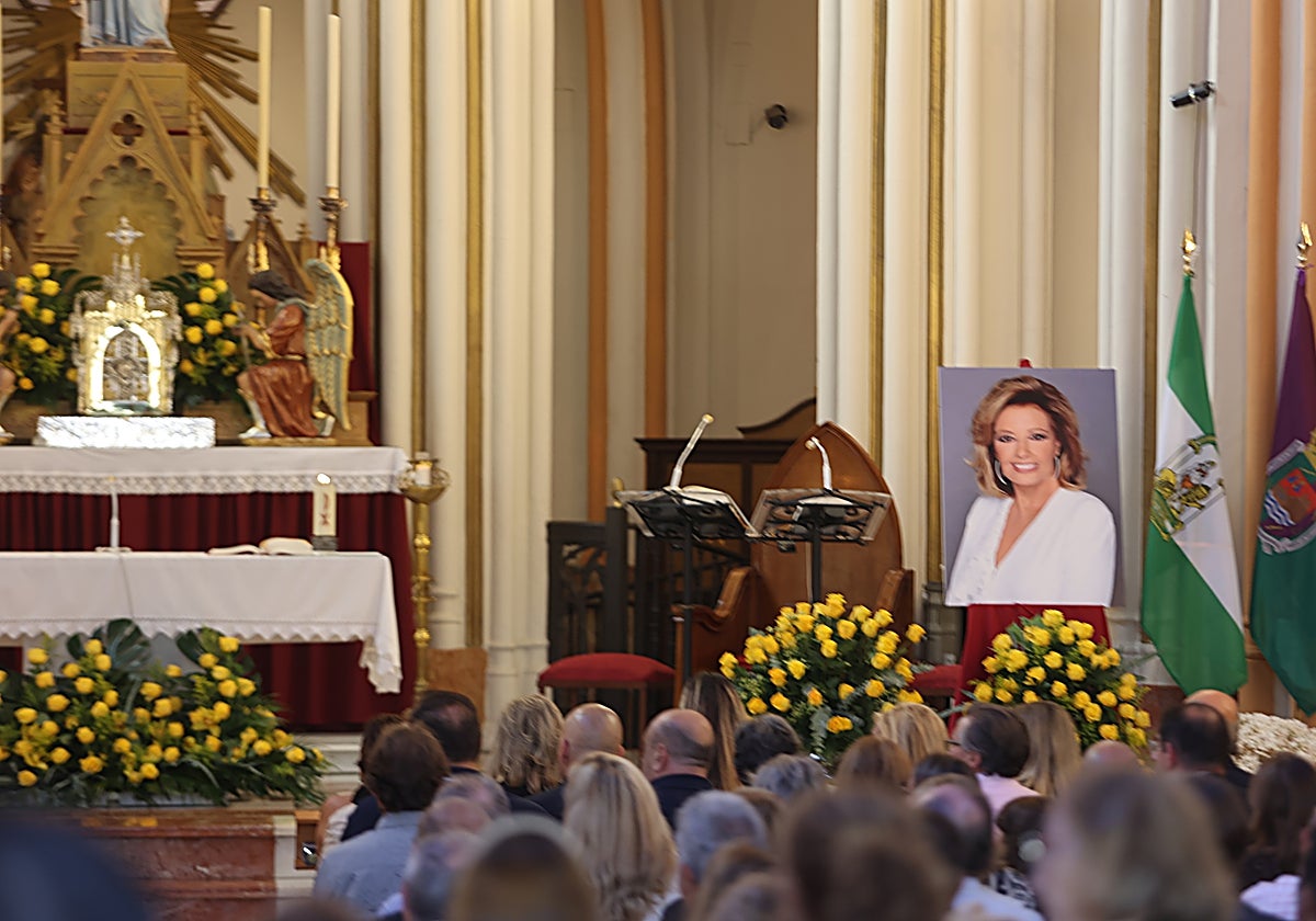 El interior de la iglesia en la que ha tenido lugar el funeral de María Teresa Campos