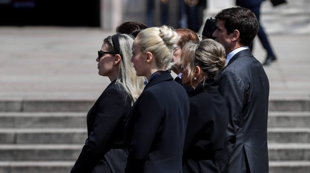 Eleonora, Piersilvio, Barbara, Marina, Luigi Berlusconi, Marta Fascina durante el funeral de Berlusconi en la Catedral de Milán