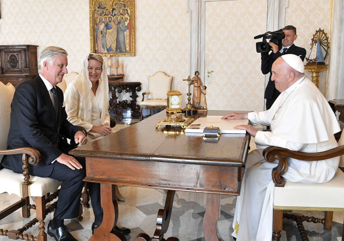 El Papa Francisco con Felipe y Matilde, los Reyes de Bélgica