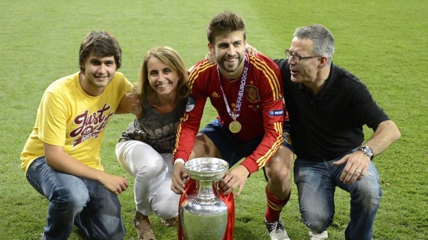 Gerard Piqué junto a sus padres, Montserrat y Joan, y su hermano Marc