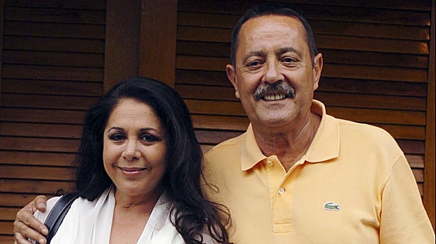 Isabel Pantoja y Julián Muñoz posando en Barcelona en 2006