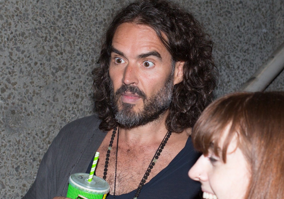 El actor Russell Brand de fiesta