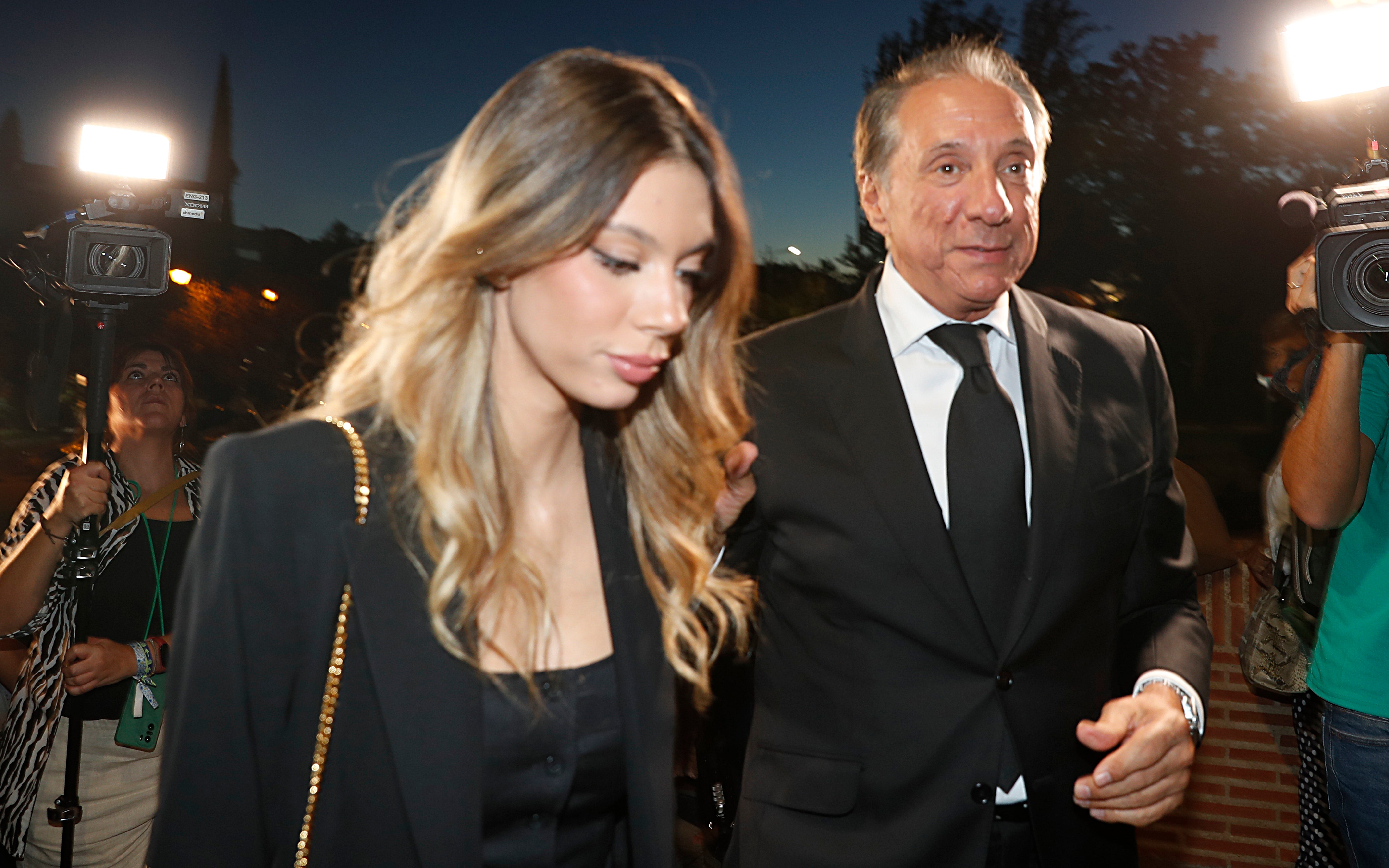 Alejandra Rubio y su padre, Alejandro Rubio, en el funeral de María Teresa Campos en Madrid