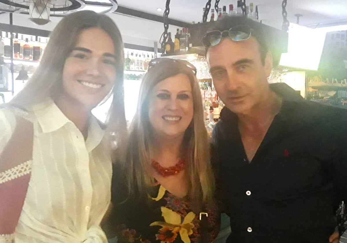 Enrique Ponce y Ana Soria con una fan