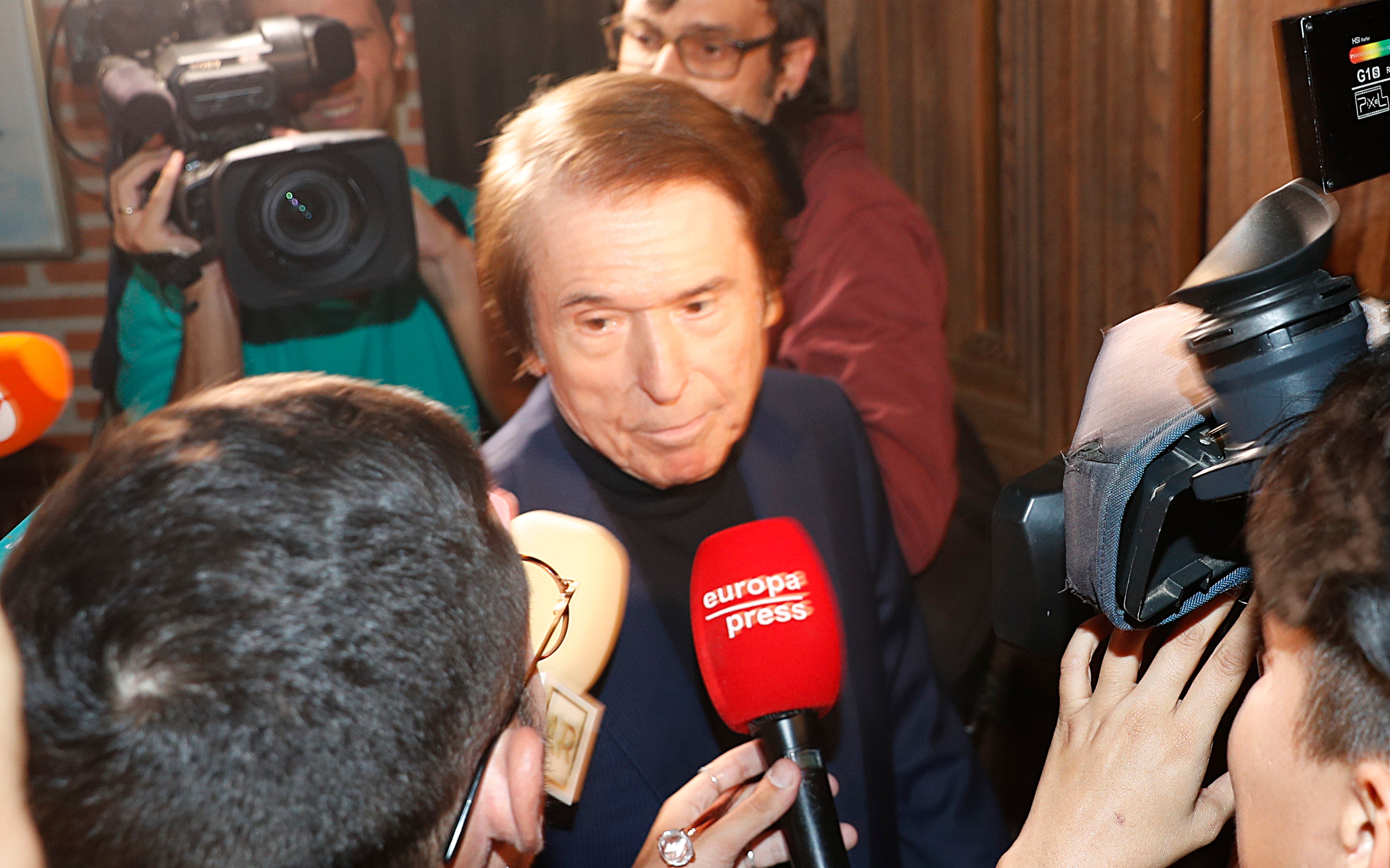 Raphael en el funeral de María Teresa Campos en Madrid