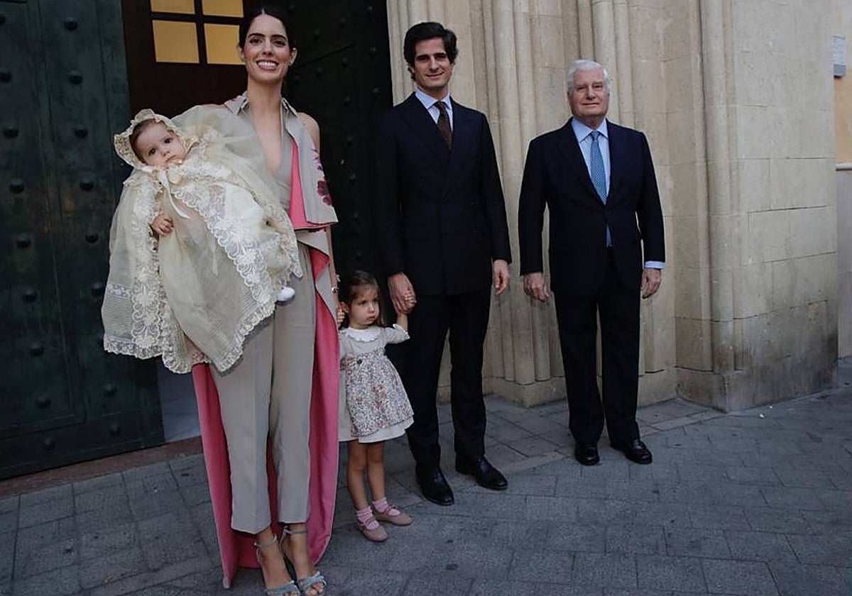 Sofía Palazuelo sostiene en brazos a la pequeña Sofía, mientras coge de la mano a su otra hija, junto a su marido Fernando Fitz-James Stuart y el duque de Alba, Carlos Fitz-James Stuart Martínez de Irujo