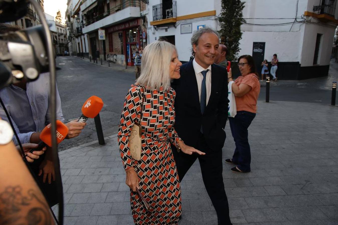 Eugenia Martínez de Irujo y Narcís Rebollo, a su llegada a la parroquia de San Román