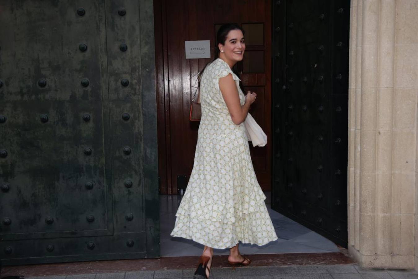 Bárbara Mirjan Aliende entrando en la parroquia de San Román