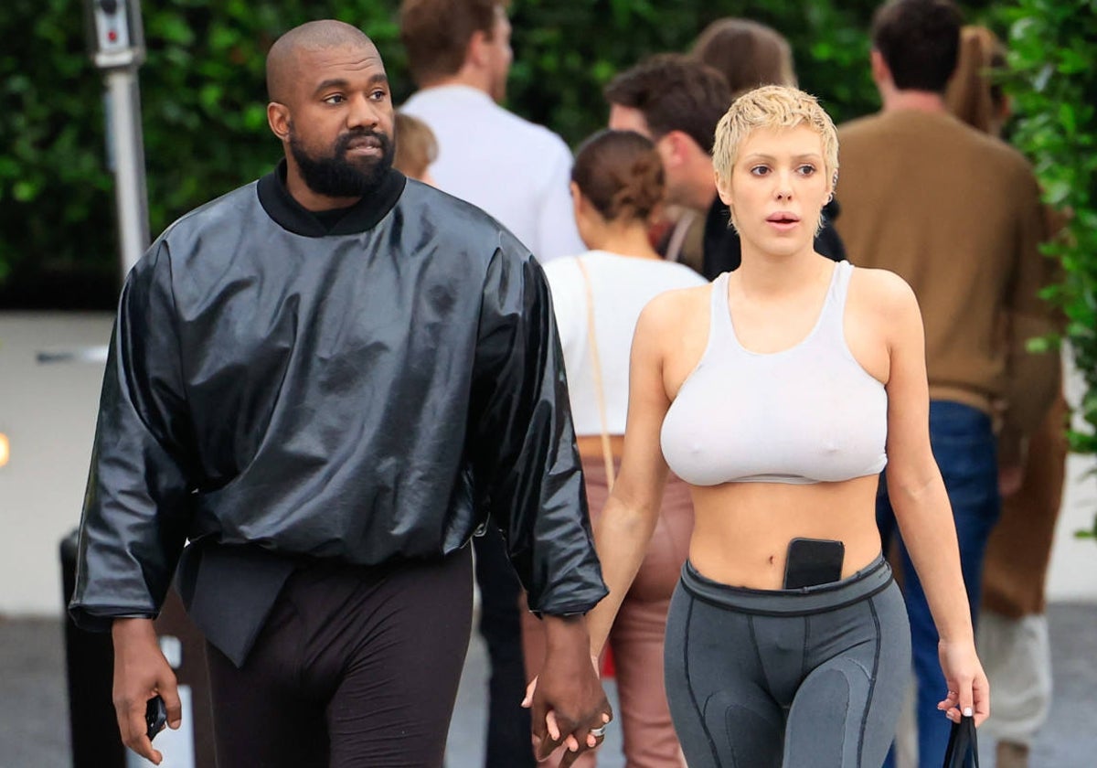 Kanye West y Bianca Censori paseando por las calles de Los Ángeles