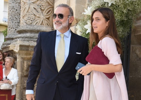 Imagen secundaria 1 - El novio, Maxime Corneille, llegaba del brazo de su madre. Javier de Soto posaba acompañado de su hija Mencía. Ana Gamazo. esposa del empresario Juan Abelló.