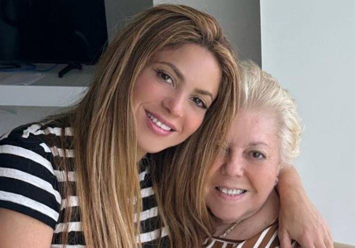 Shakira junto a su madre