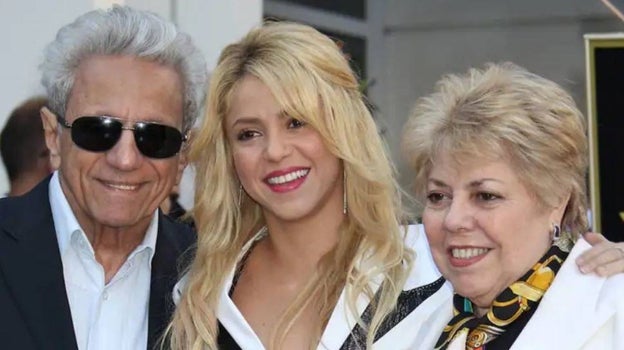 Shakira junto a sus dos padres