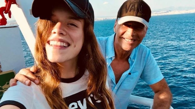 Carlos Lozano junto a su hija Luna en alta mar