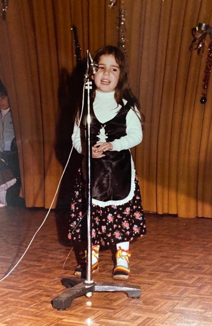 Diana Navarro de pequeña ante el micrófono