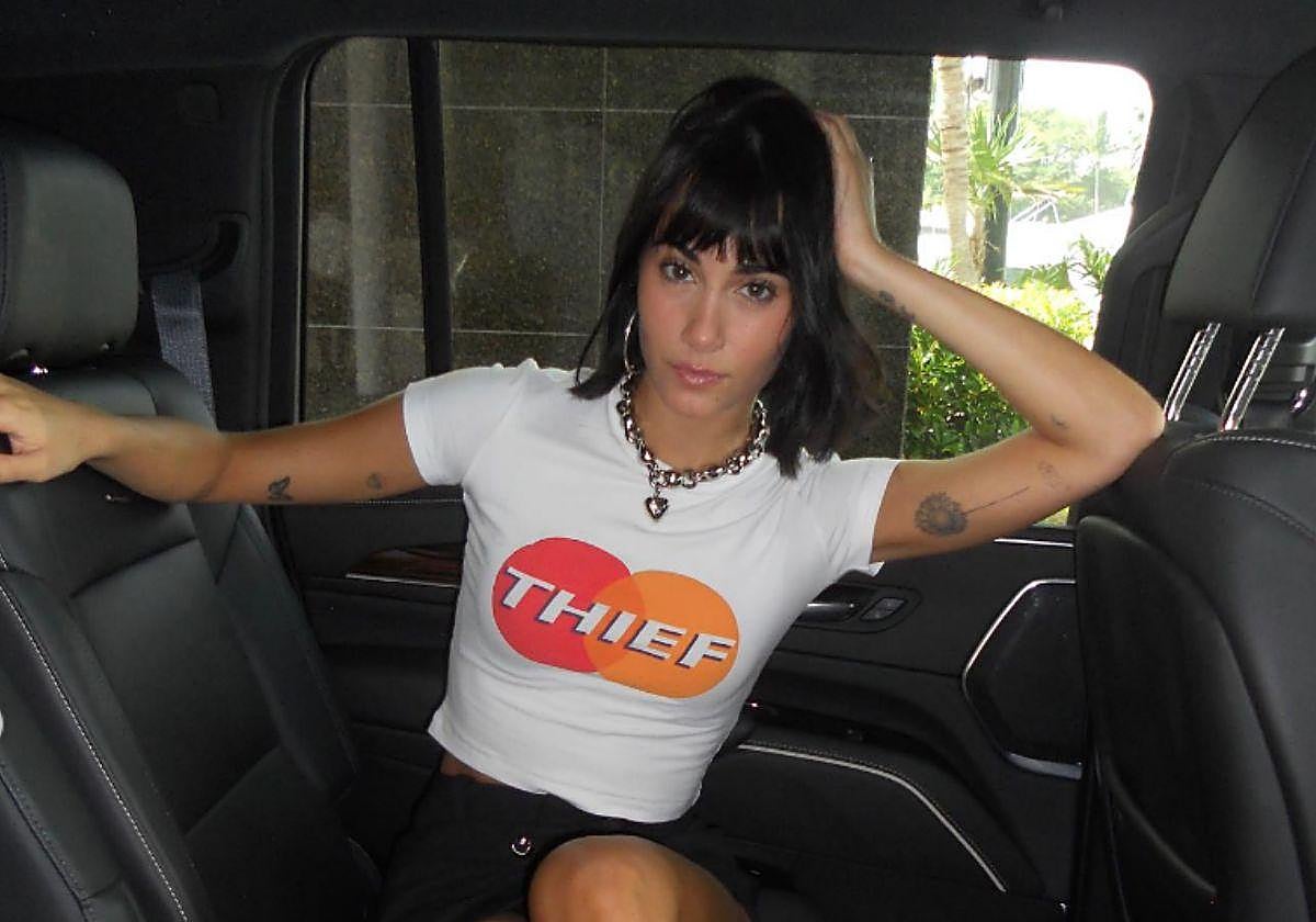 Aitana dentro de un coche