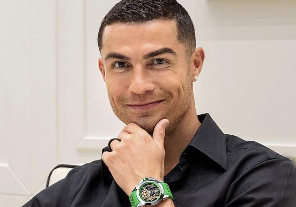 Cristiano Ronaldo posa mostrando uno de sus relojes