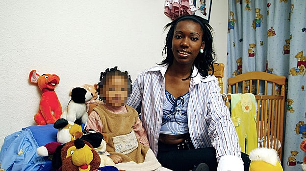 Denia Apolinar y su hija Naomi en una foto de archivo