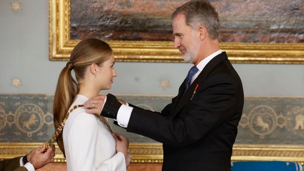 El Rey Felipe VI poniendo el Gran Collar de la Orden de Calos III a Doña Leonor