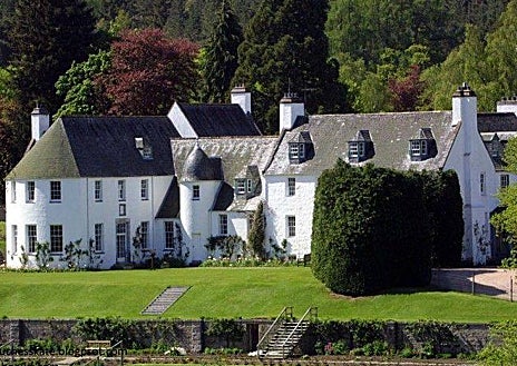 Imagen secundaria 1 - Arriba; castillo de Balmoral. Izquierda; Birkhall. Derecha; Clarence House