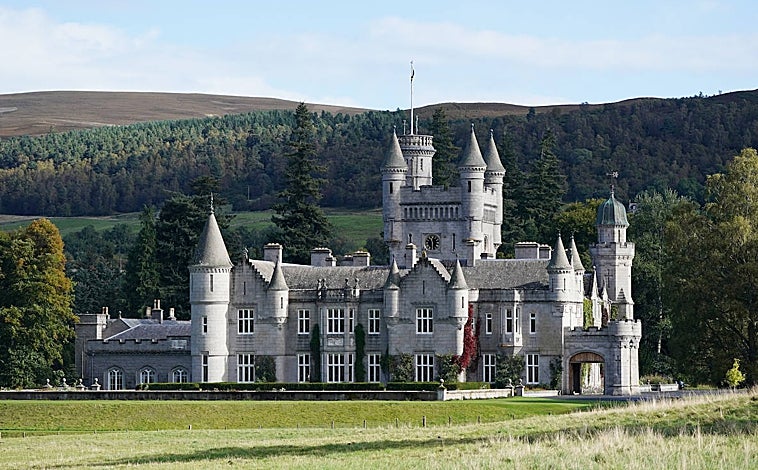 Imagen principal - Arriba; castillo de Balmoral. Izquierda; Birkhall. Derecha; Clarence House