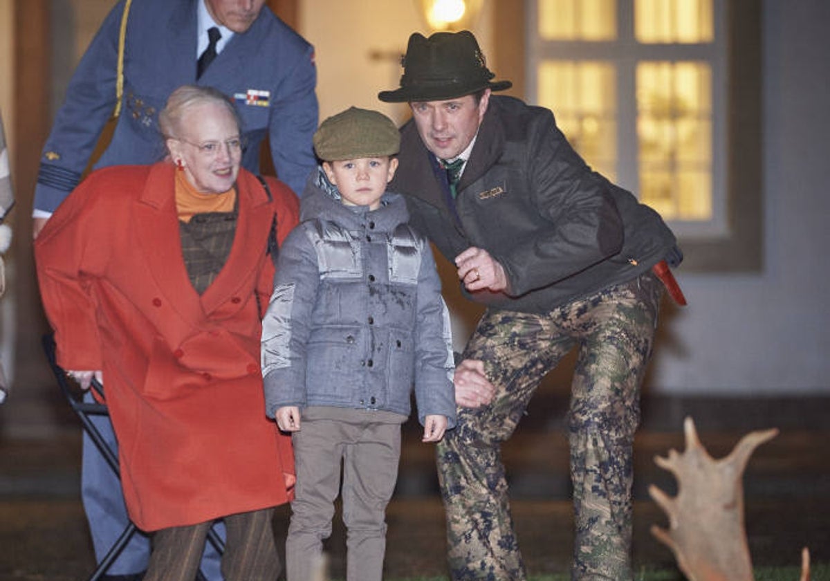 La Reina Margarita con el Príncipe Federico y su hijo Vicente durante la caza en Gribskov