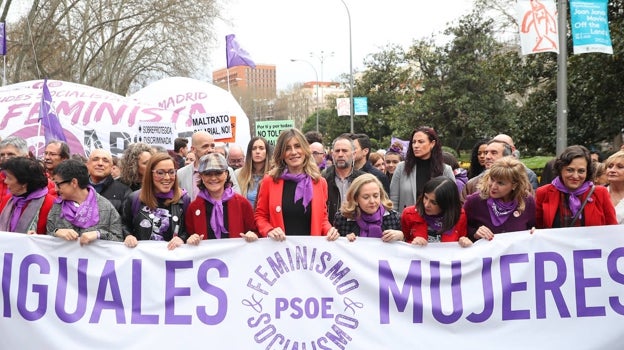 Begoña Gómez liderando la marcha del 8M