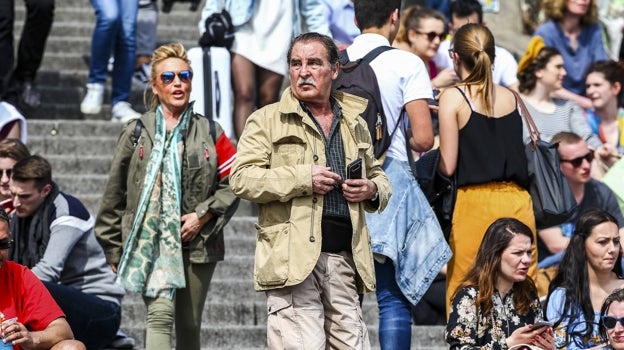 Lydia Lozano y marido Charly haciendo turismo por París