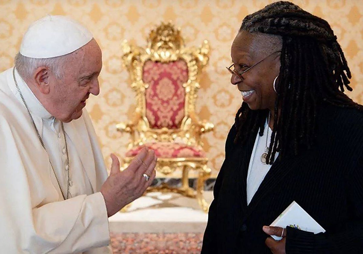 La actriz Whoopi Goldberg durante su reunión con el Papa Francisco en el Vaticano