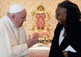 Whoopi Goldberg recuerda su encuentro con el Papa Francisco: «Siento que alguien allá arriba me quiere»