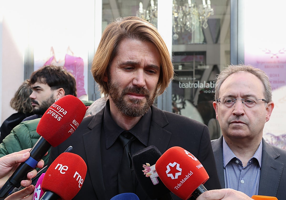 Manuel Velasco junto a Jesús Cimarro en las puertas de la capilla ardiente en el Teatro de La Latina