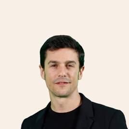 Alejo Sauras: «Si hubiera existido el poliamor cuando tenía 20 años, lo habría probado»