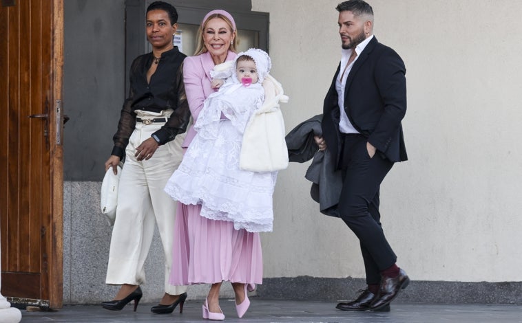 Imagen principal - Ana Obregón a la llegada de la iglesia. Susana Uribarri con su hija y Ra, íntimo amigo de Ana Obregón