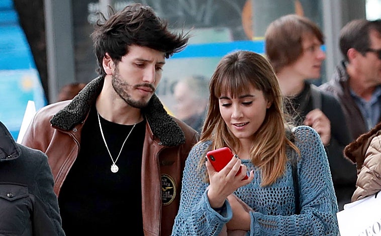 Imagen principal - Arriba; Sebastián Yatra y Aitana. Izquierda; Laura Escanes y Álvaro de Luna. Derecha; María Casado y Martina DiRosso