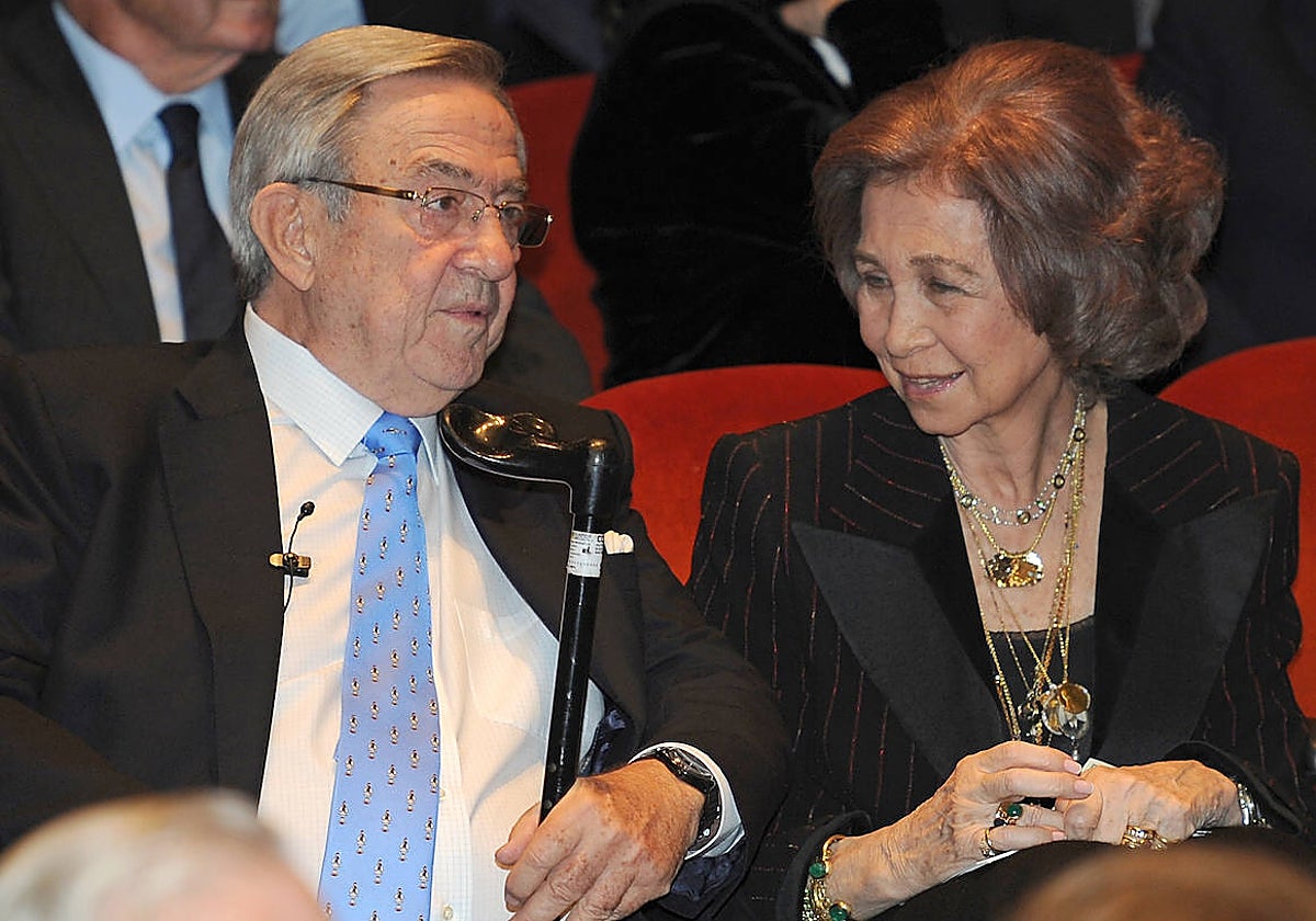 Constantino de Grecia junto a su hermana Doña Sofía