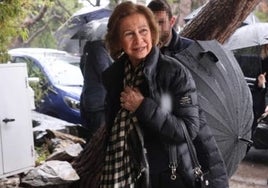 Doña Sofía asiste, en compañía de las infantas Elena y Cristina, al funeral por el aniversario del fallecimiento de Constantino