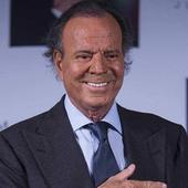 Julio Iglesias, retenido en un aeropuerto por el contenido de su equipaje