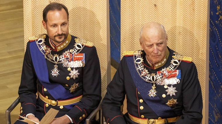 El Príncipe Haakon junto a su padre Harald de Noruega