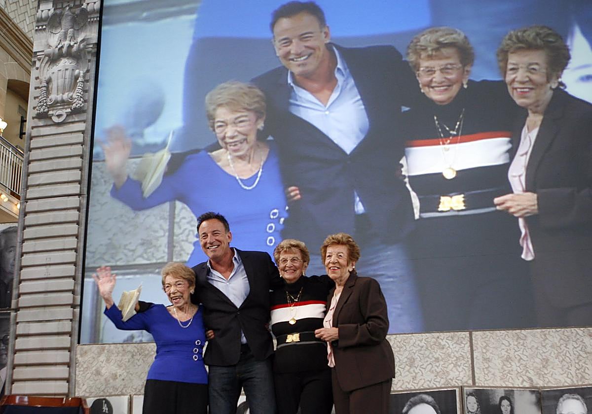 Bruce Springteen, en una foto de archivo, junto a su madre —en el centro— y dos de sus tías