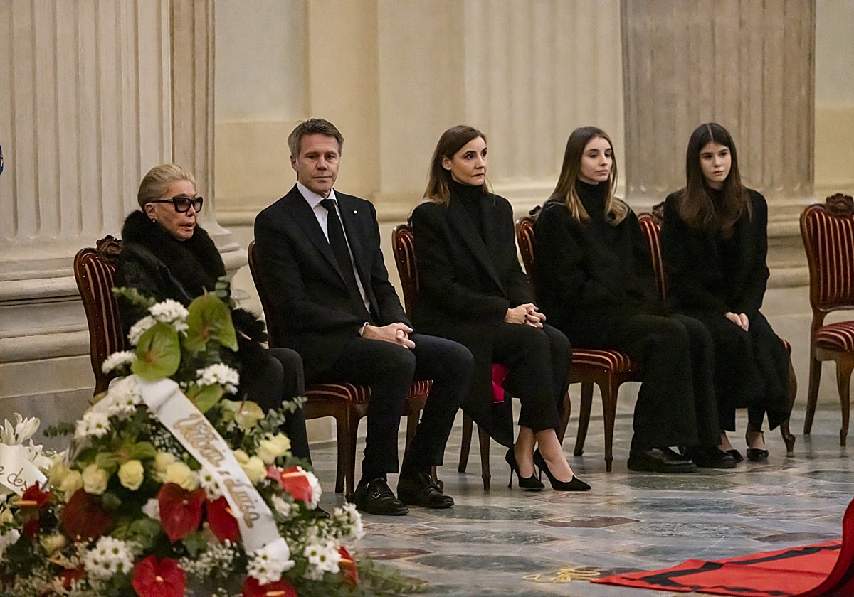 La viuda de Víctor Manuel, María Doria, su hijo Emanuele Filiberto con su mujer Clotilde y sus dos hijas